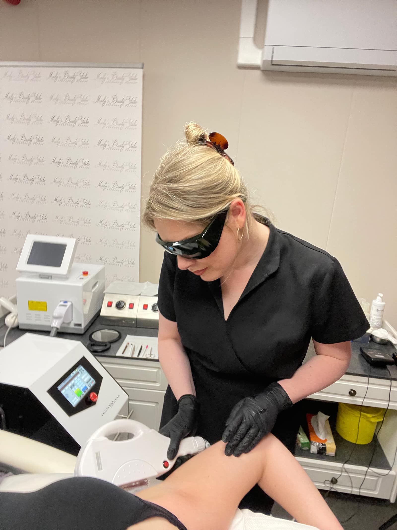 Marly voert een laserontharingsbehandeling uit in haar salon in Helmond