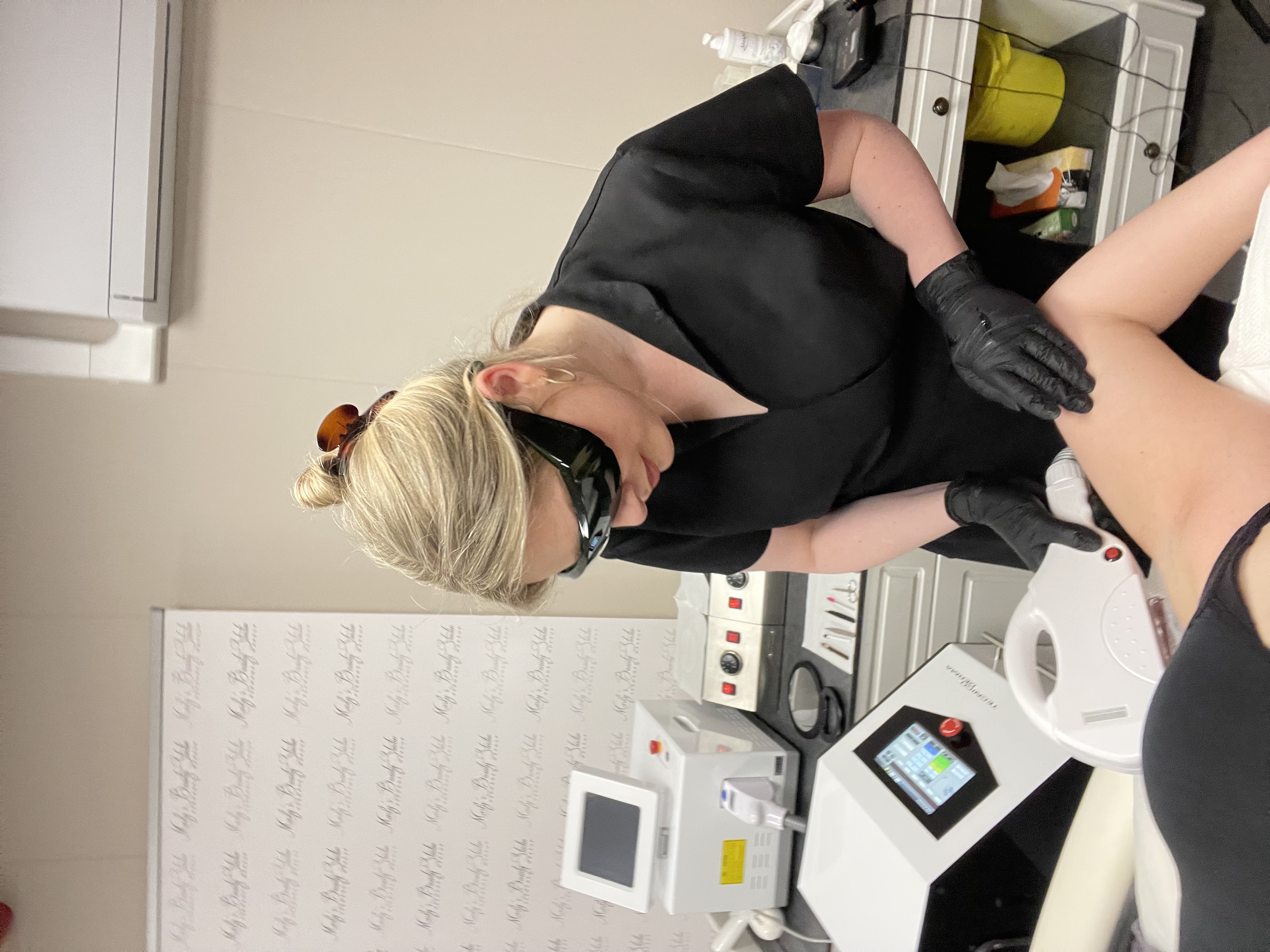Marly voert een laserontharing behandeling uit in haar salon in Helmond