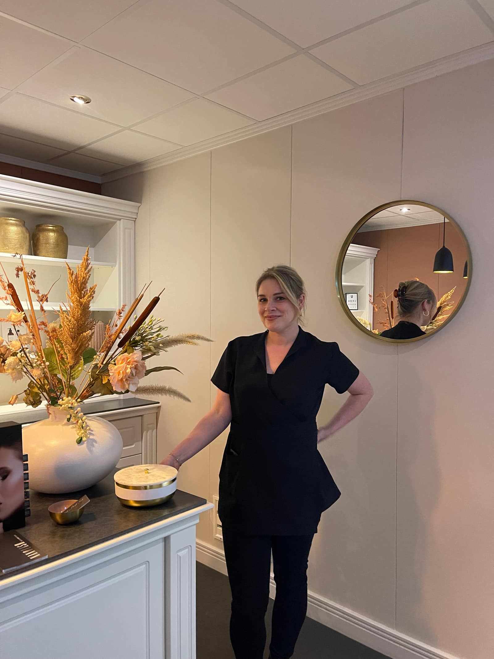 Marly ontvangt klanten in haar warme salon in Helmond