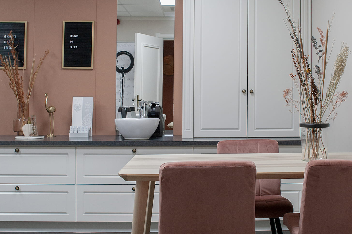 Werkplek voor wenkbrauwbehandelingen in Marly's Beauty Studio Helmond