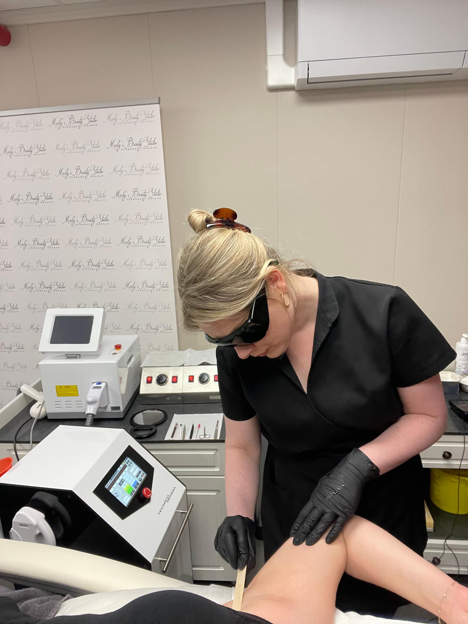 Marly voert een waxbehandeling uit in haar salon in Helmond
